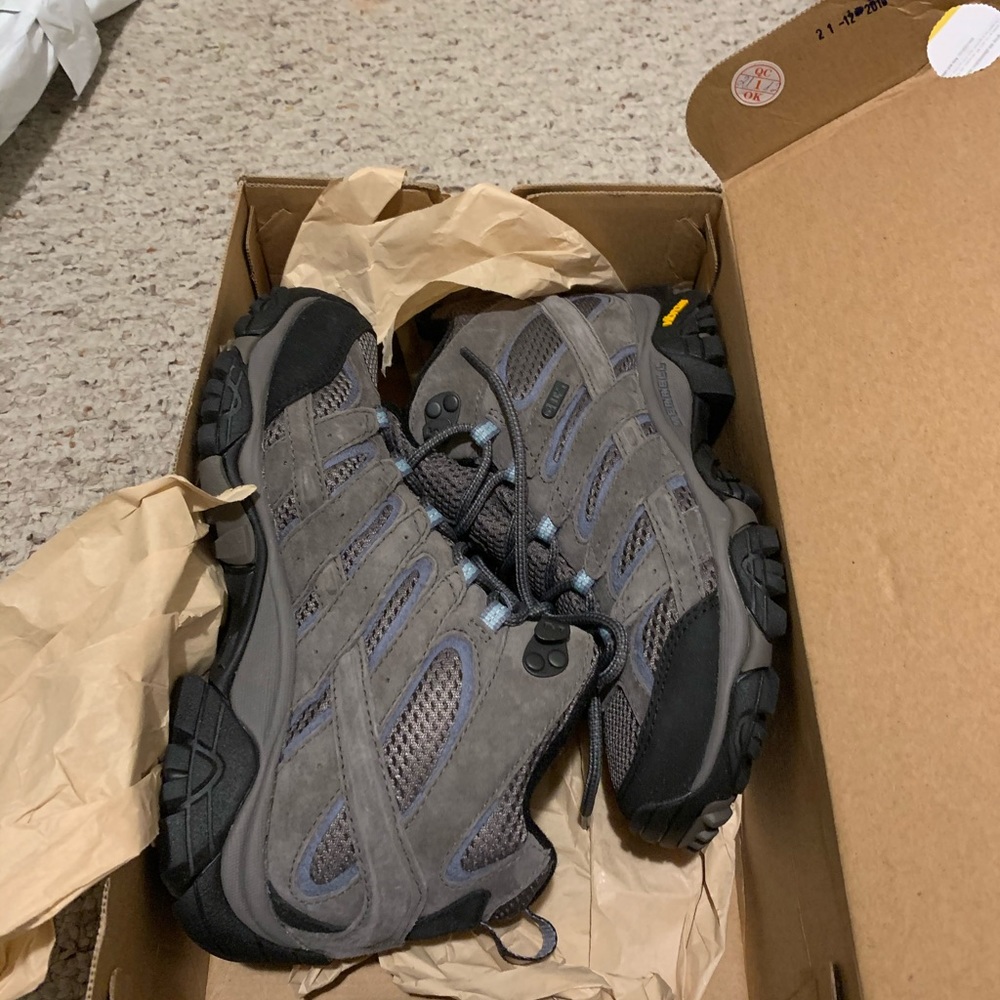 Merrell Women’s hiking boots as 6.5 BNIC